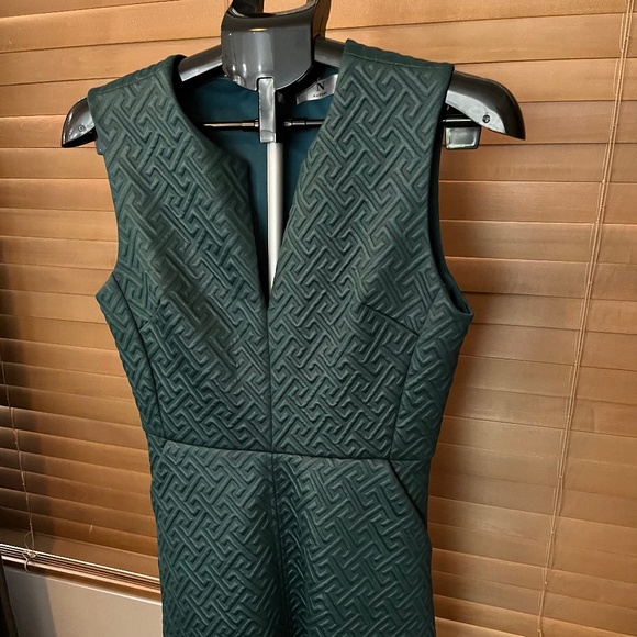 N by Natori Textured Green Jacquard Sheath Dress | Size 2 - Picture 1 of 3